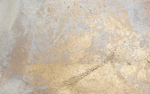 Nærbillede af tekstureret betonvæg med afskallet guldmaling. — Gold Wallpapers