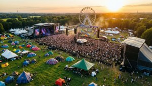Fondo de pantalla de Large outdoor music festival with crowds tents and Ferris wheel at golden sunset.