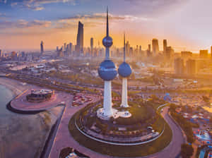 Torres de Kuwait y horizonte de la ciudad al atardecer dorado — Escritorio Fondos de pantalla