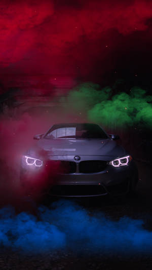 Auto sportiva argentata circondata da fumo colorato di notte con fari luminosi. — Auto Sfondi