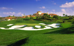 Terrain de golf avec pièges de sable et bâtiments de resort sous un ciel ensoleillé. fonds d'écran