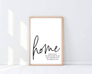 Arte de pared enmarcada que define 'home' como la historia de quiénes somos y las cosas que amamos. — Inicio Fondos de pantalla