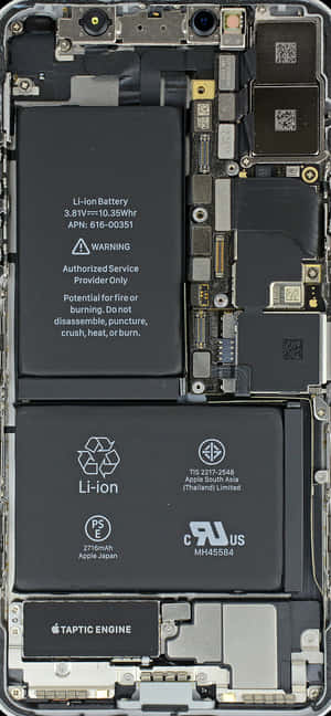 Isärtagen smartphone som visar batteri och kretsar. — Technology Bakgrundsbilder