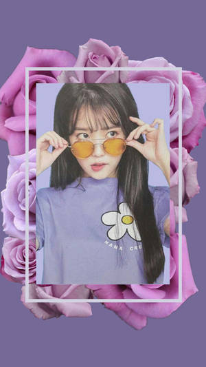 Junge Frau in lila Shirt rückt orange Brille zurecht, umgeben von rosa Rosen. — Iu Wallpaper