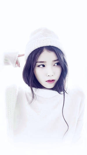 Junge Frau in weißer Strickmütze und Pullover blickt in hellem Studio zur Seite. — Iu Wallpaper
