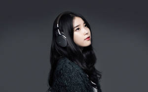 Junge Frau mit Over-Ear-Kopfhörern in einem Studio — Iu Wallpaper