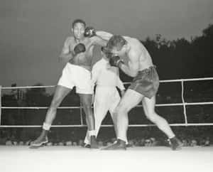 Dois boxeadores em ação durante uma luta de boxe vintage com um árbitro. — Boxe Papéis de Parede