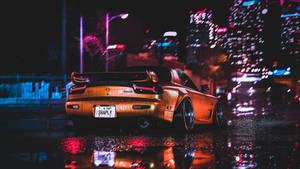 Auto deportivo dorado estacionado en calle mojada de la ciudad por la noche con reflejos de neón. — Cool Fondos de pantalla