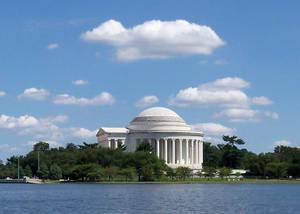 Memorial Jefferson refletido na Bacia das Marés em um dia ensolarado. — Edifício Papéis de Parede