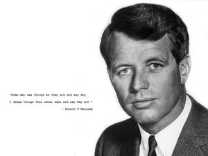 Porträt von Robert F Kennedy mit seinem berühmten Zitat über Träume und Vision. — F Wallpaper