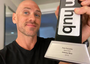 Homme tenant une plaque de récompense pour Fan Favorite Best Dick 2019 — Meme Fonds d'écran