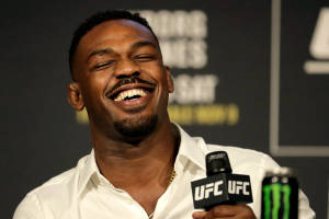 Man lacht bij UFC-persevenement, houdt microfoon en Monster Energy-blikje — UFC Achtergronden