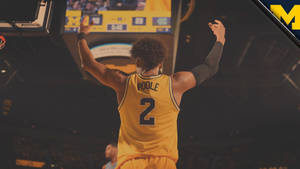 Giocatore di basket che festeggia una vittoria con le braccia alzate nell'arena. — NBA Sfondi