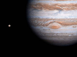 Jupiter met een kleine maan in de ruimte tegen een zwarte achtergrond — Jupiter Achtergronden