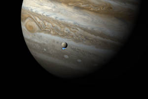 Jupiter met een maan die een schaduw werpt over zijn wolkenbanden in de ruimte. — Jupiter Achtergronden