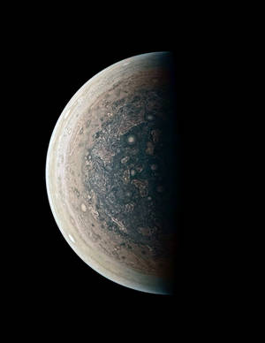 Jupiters wervelende stormen en de Grote Rode Vlek verlicht tegen de zwartheid van de ruimte. — Jupiter Achtergronden
