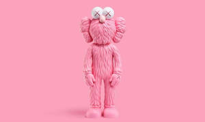 Figur KAWS merah muda dengan mata X di latar belakang merah muda solid. — Kaws Wallpaper