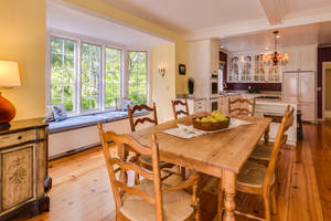 Acogedor comedor con mesa y sillas de madera y asiento junto a la ventana. — Inicio Fondos de pantalla