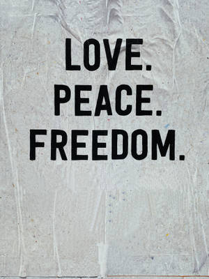 Papel de parede de texto com love peace freedom em letras pretas em negrito sobre papel branco amassado. — Tranquilo Papéis de Parede