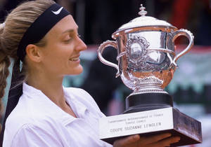 Tennista campionessa tiene la Coppa Suzanne Lenglen su terra battuta — Francese aperto Sfondi
