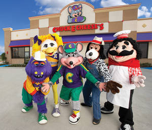 Fem Chuck E Cheese maskotter står sammen uden for deres restaurant på en solskinsdag. — E Wallpapers