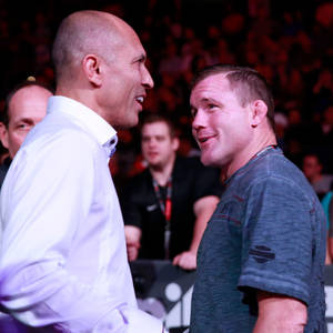 Deux combattants de MMA se fixent du regard dans un face-à-face tendu avant le combat. — Dow Jones Fonds d'écran