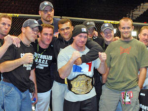 Champion UFC avec son équipe célébrant la victoire à l'intérieur de l'octogone. — Dow Jones Fonds d'écran