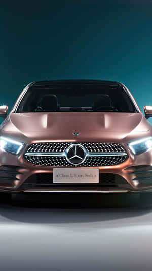 Vista frontal de um Mercedes A-Class L Sport Sedan rosa ouro em iluminação de estúdio. — Clássico Papéis de Parede