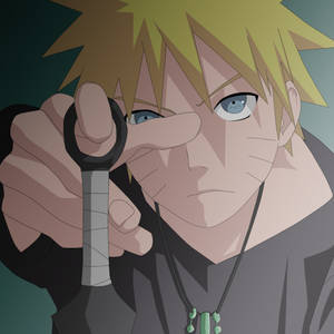 Karakter anime dengan rambut pirang memegang pisau kunai di dekat wajahnya. — Naruto Wallpaper