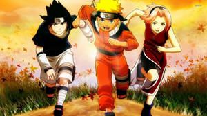 Tre personaggi ninja anime che corrono attraverso foglie autunnali su un sentiero erboso. — Naruto Sfondi