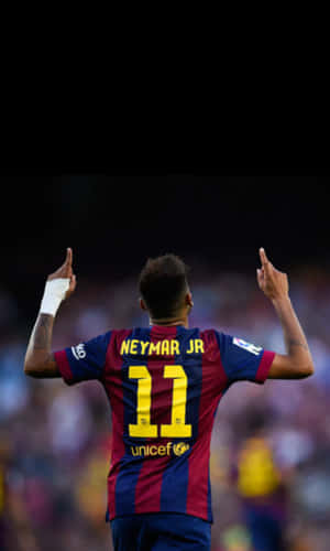 El futbolista Neymar Jr. celebra con ambas manos señalando hacia arriba. — Cool Fondos de pantalla