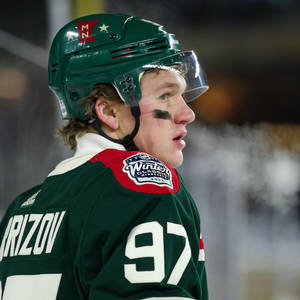 Hockeyspieler trägt grünes Trikot mit der Nummer 97 und dem Winter Classic-Patch. — Wild Wallpaper