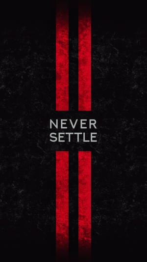 Røde striber indrammer teksten never settle på en sort struktureret baggrund. — OnePlus Wallpapers