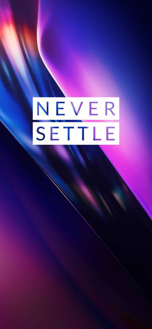 Dinamiche strisce di luce viola e blu con testo bianco che recita never settle. — OnePlus Sfondi