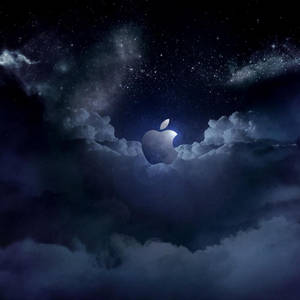 Apple-logo, der gløder på nattehimlen med stjerner og skyer — iPad Mini Wallpapers
