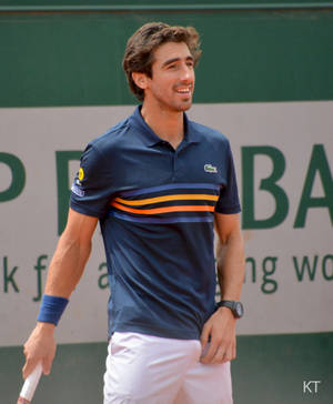 Tennista sorridente su campo in terra battuta con racchetta — Francese aperto Sfondi