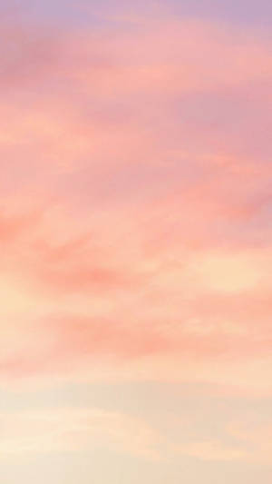 Pastellrosa och lavendelmolna på en fridfull himmel vid gryning eller skymning. — Plain Bakgrundsbilder