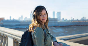 Jeune femme avec casque et sac à dos sur la rampe du toit de la ville — Pokimane Fonds d'écran