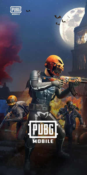 Tiga tentara PUBG Mobile dengan perlengkapan tempur berjongkok di reruntuhan perkotaan yang terbakar di malam hari. — Android Wallpaper