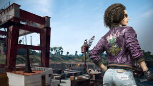 Eine Gamer-Figur in einer lila Jacke steht auf einem Dock mit Kränen und Palmen. — Pubg Wallpaper