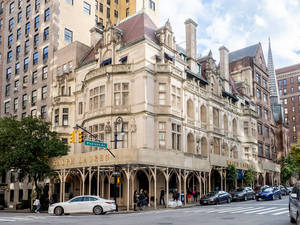 Loja principal da Ralph Lauren em uma esquina movimentada com pedestres e carros. — Edifício Papéis de Parede