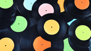 Dischi in vinile impilati con etichette dai colori vivaci. — Documentazione Sfondi