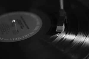 Una foto in bianco e nero di un vinile che suona su un giradischi. — Documentazione Sfondi