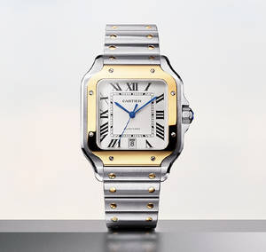 Et Cartier Santos-ur med guld- og ståldetaljer på en reflekterende overflade. — Sølv Wallpapers