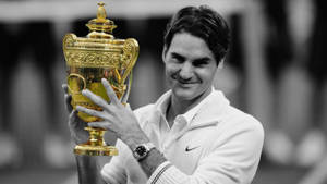 Roger Federer che tiene il trofeo degli US Open con un sorriso gioioso. — Federer Sfondi