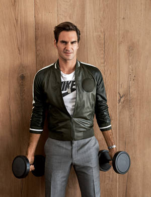 Uomo in giacca di pelle che tiene manubri contro muro di legno — Federer Sfondi