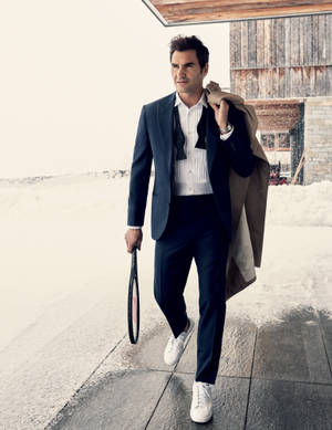 Uomo in abito e sneakers con racchetta da tennis che cammina in cortile innevato. — Federer Sfondi