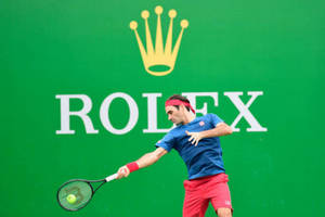 Tennista che colpisce palla con racchetta contro sfondo verde Rolex. — Federer Sfondi