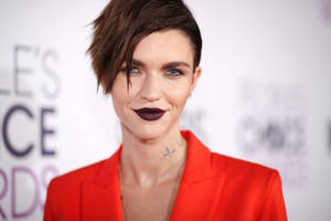 Woman in red blazer with dark lipstick at awards ceremony — Ruby Rose Wallpaper