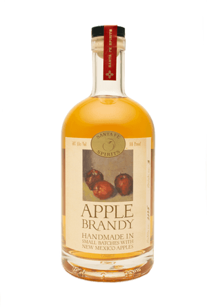 En flaske Santa Fe Spirits Apple Brandy med ravfarget væske og rød epleillustrasjon på etiketten. — Whiskey Bakgrunner